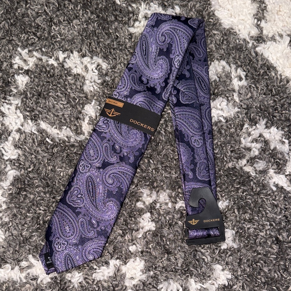 NWT Dockers Elegant Purple Paisley Men’s Tie